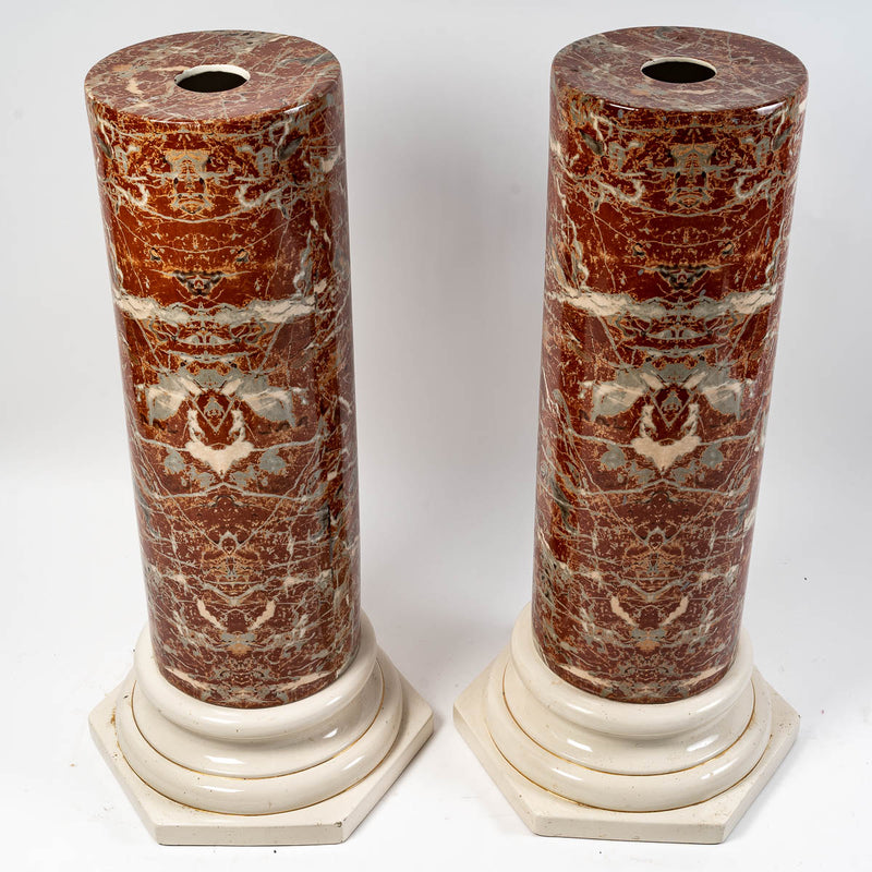 Une paire de colonne en céramique imitation griotte et marbre
